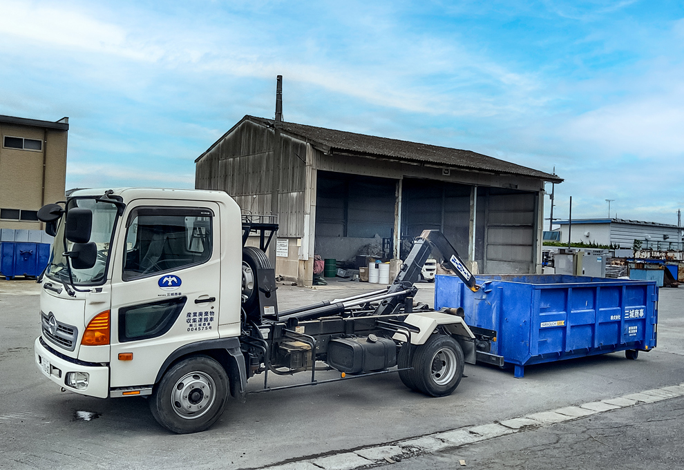 4ｔ脱着装置付きコンテナ車